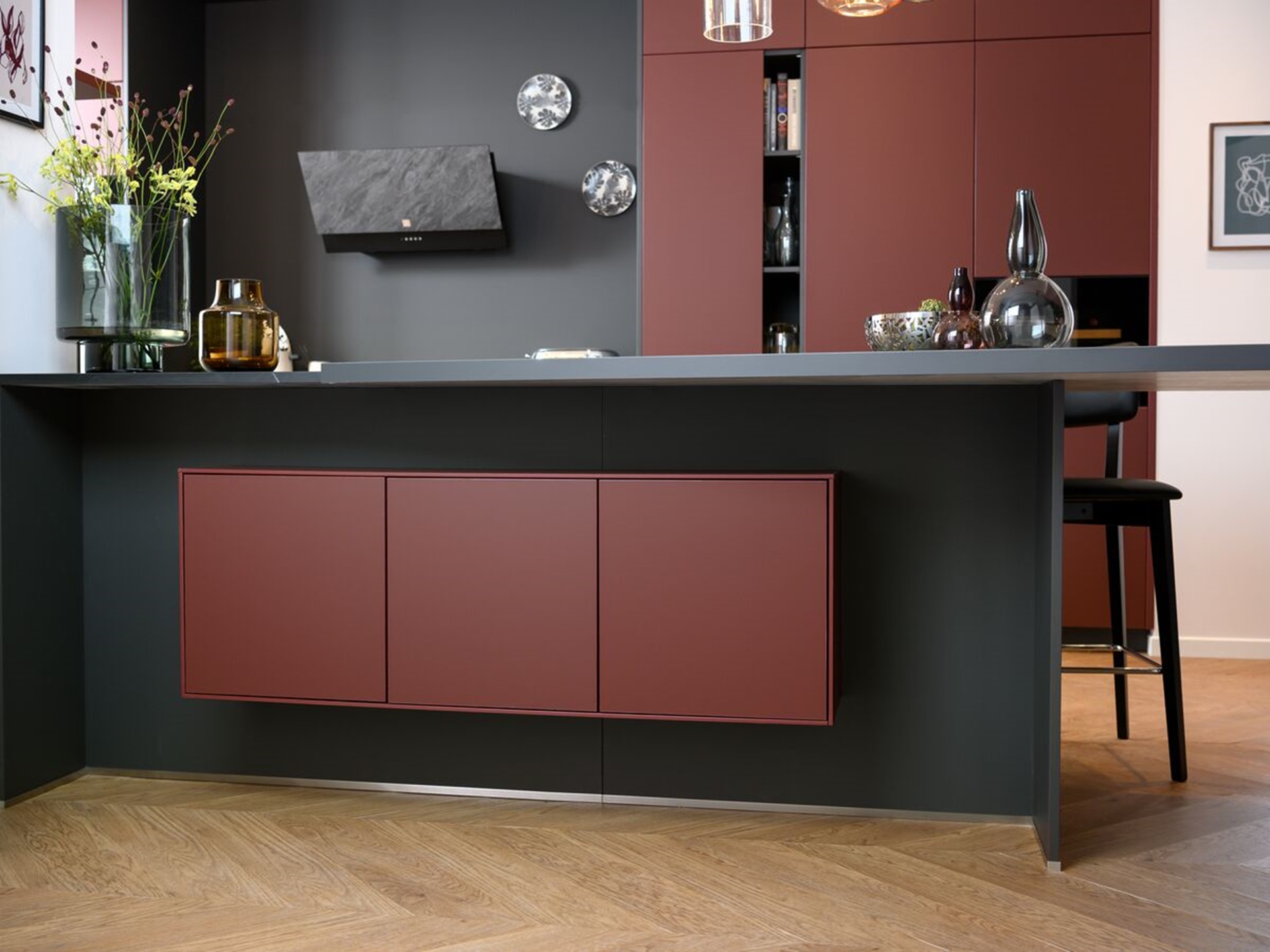 Ilot de cuisine design avec rangements en façade rouge et noir
