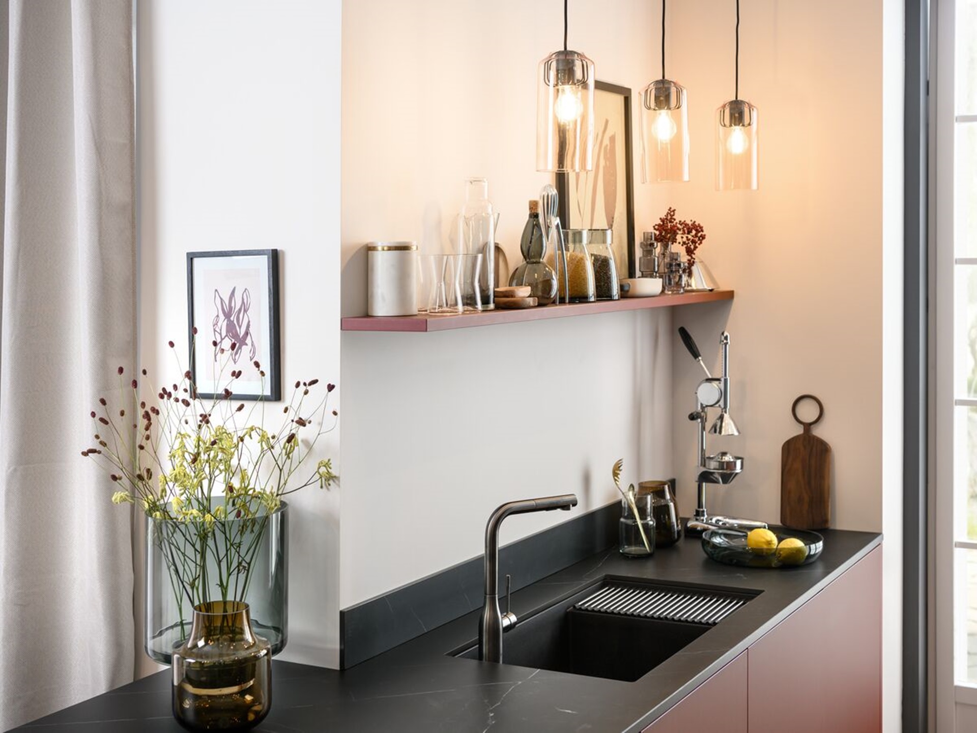 Etagère au-dessus évier éclairé par lampes design suspendues