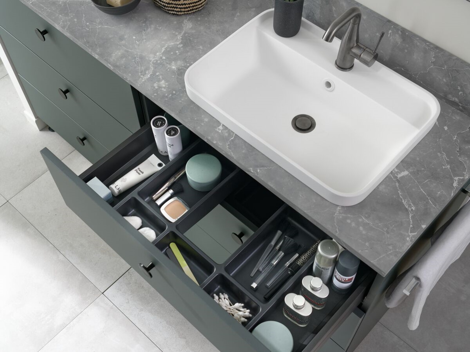 Plan de toilette aspect pierre Rocca Grey et tiroirs coulissants avec organisateur produit cosmétique