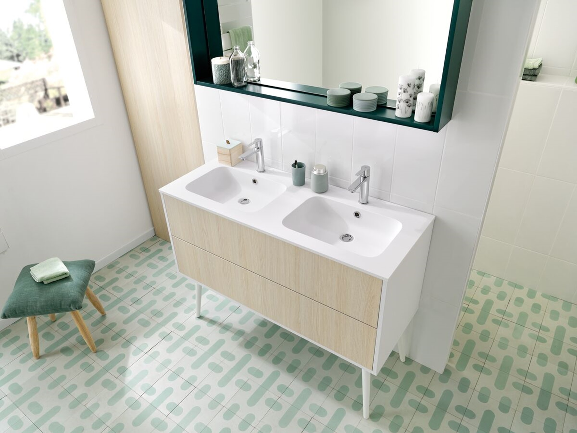 Vue d'en haut du meuble sous vasque en bois clair et blanc et du miroir sur mesure avec cadre décoratif vert émeraude.
