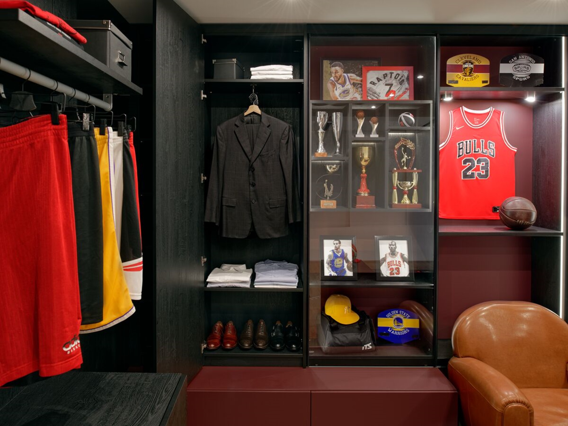 Espace penderie style vestiaire avec porte battante ouverte