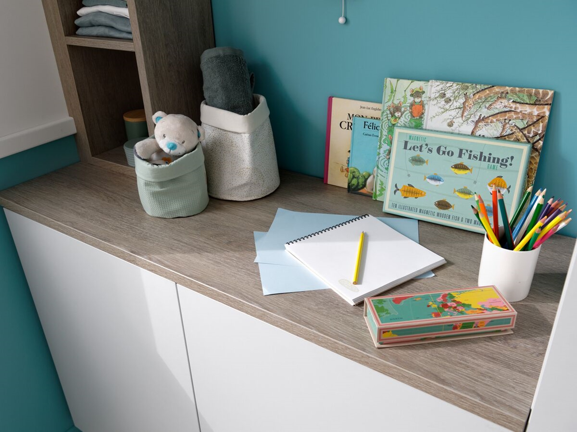 Étagère avec bibelots dans une chambre pour enfant